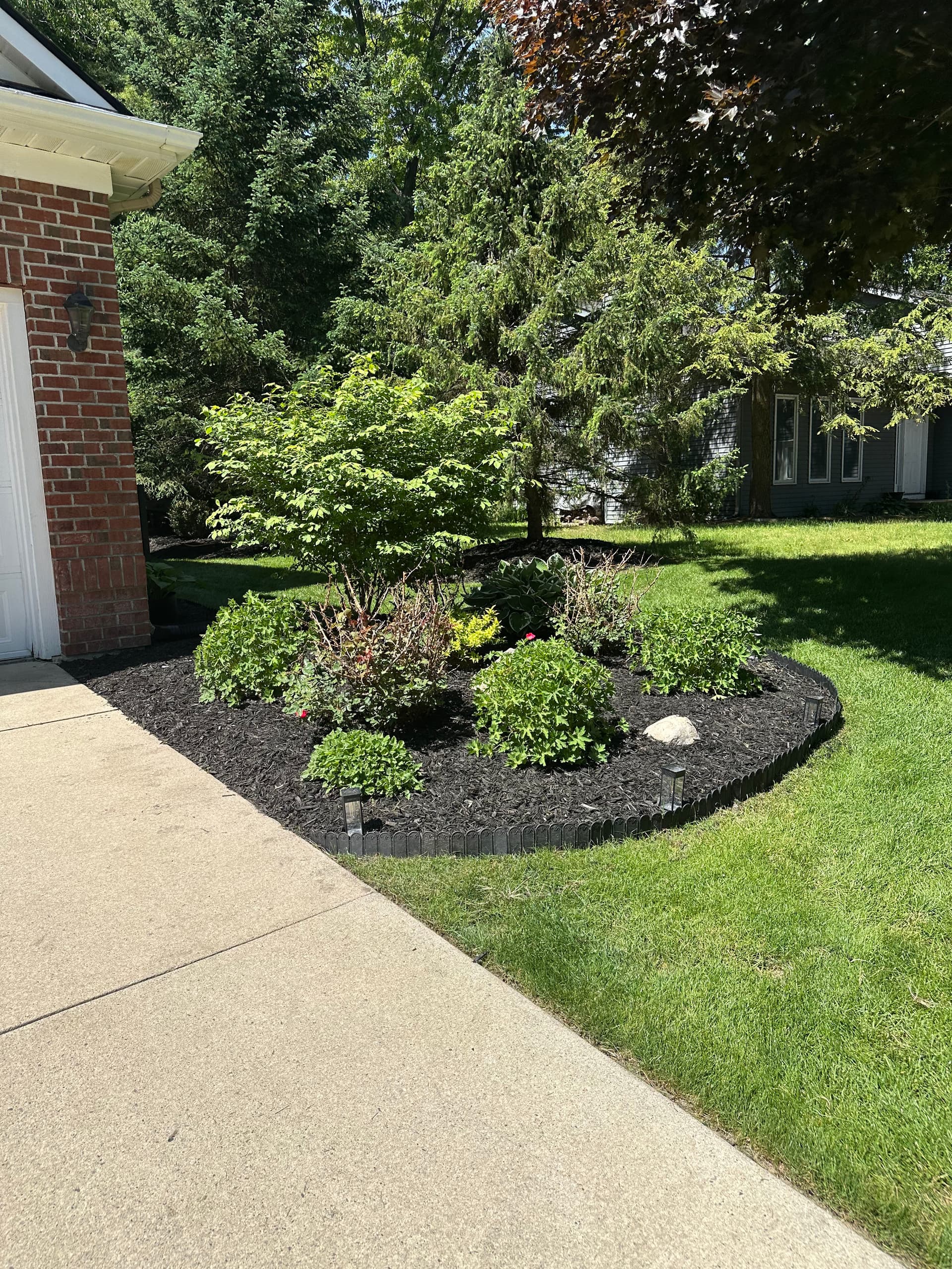 Gallery photos for Fresh Mulch and a Full Lawn Refresh Done Right: Image #1